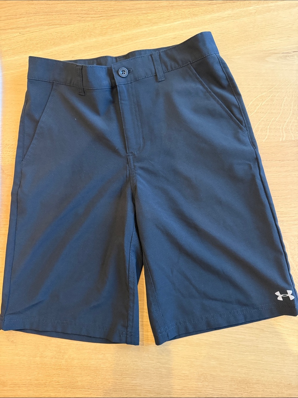 Under Armour Boy’s Black Athletic Golf Shorts, size 16